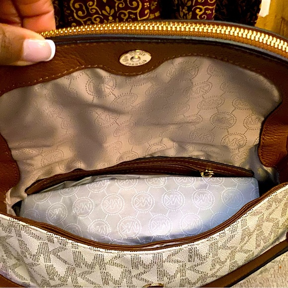 👜 Authentic Michael Kors Purse 👜 - Picture 6 of 7